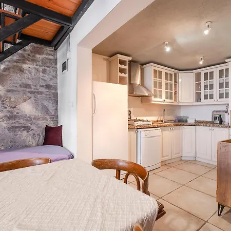 בית נופש Central Stone Loft - 2 Mins Beach - 5 Mins Marina *
