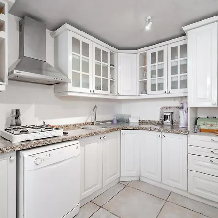 בית נופש Central Stone Loft - 2 Mins Beach - 5 Mins Marina