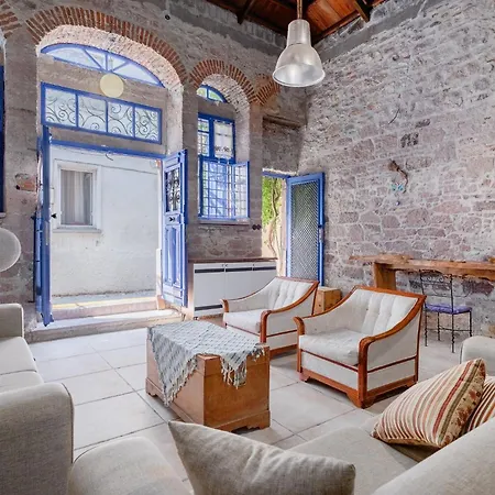 בית נופש Central Stone Loft - 2 Mins Beach - 5 Mins Marina *
