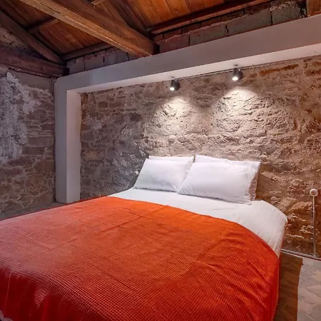 Central Stone Loft - 2 Mins Beach - 5 Mins Marina בית נופש *