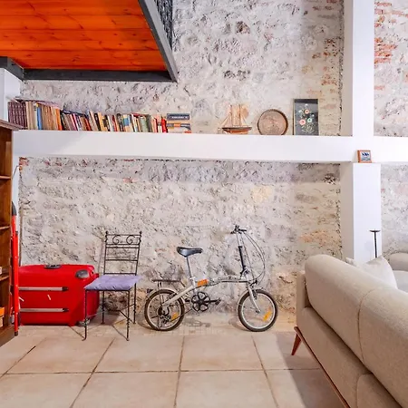 בית נופש Central Stone Loft - 2 Mins Beach - 5 Mins Marina *