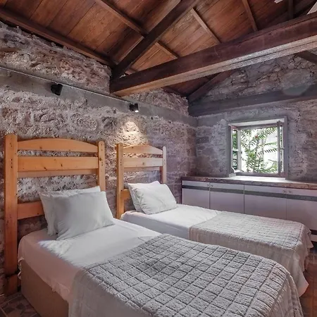 Central Stone Loft - 2 Mins Beach - 5 Mins Marina *