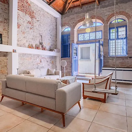 Central Stone Loft - 2 Mins Beach - 5 Mins Marina בית נופש Ayvalı